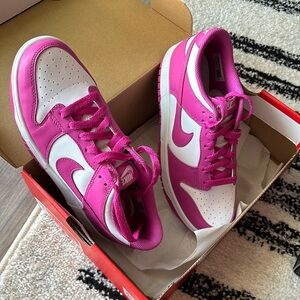 Nike fuchsia dunks (grade school size 6) (women’s size 7.5)